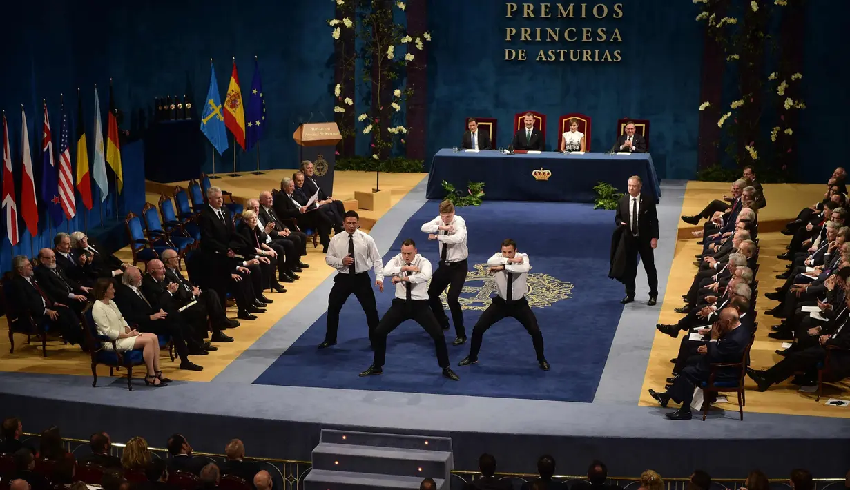 Pertunjukkan Tim rugbi Selandia Baru, All Blacks saat membawakan tarian Haka di depan Raja Spanyol, Felipe VI di Campoamor Theatre di Oviedo, Spanyol (20/10). Tim All Blacks yang diwakilkan empat pemain tersebut menari Haka. (AFP Photo/Miguel Riopa)