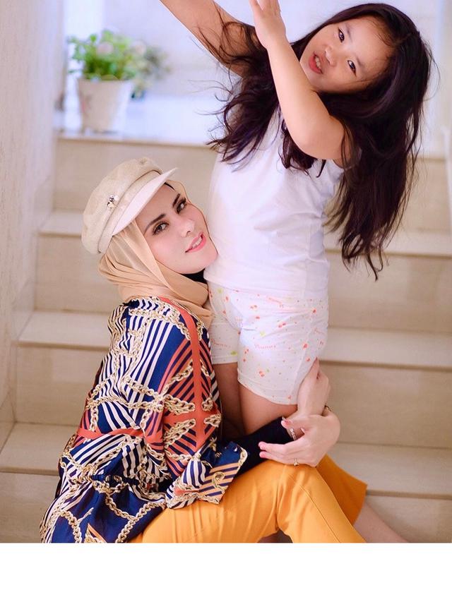 Jarang Tersorot, Ini 7 Momen Manis Angel Lelga dan Sang Putri