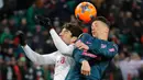 Pemain Lokomotiv Moskow, Vedran Corluka berebut bola dengan pemain Atletico Madrid Fernando Torres pada leg kedua babak 16 besar Liga Europa di RZD Arena, Kamis (15/3). Atletico Madrid lolos ke perempatfinal usai menang telak 5-1. (AP/Pavel Golovkin)