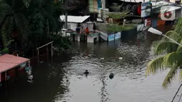 Kondisi banjir yang merendam perumahan Villa Mutiara Pluit, Tangerang, Banten, Senin (3/2/2020). Banjir disebabkan jebolnya tanggul sungai di sekitar kawasan tersebut. (merdeka.com/Magang/Muhammad Fayyadh)