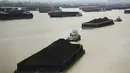 Tongkang batu bara terlihat di Sungai Mahakam di Samarinda, Kalimantan Timur, Indonesia, pada 19 Agustus 2026. (AP Photo/Ahmad Mulia Panjaitan)