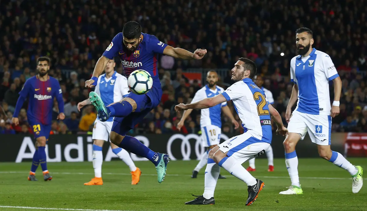 Striker Barcelona, Luis Suarez, menendang bola saat melawan Leganes pada laga La Liga di Stadion Camp Nou, Sabtu (7/4/2018). Barcelona menang 3-1 atas Leganes. (AP/Manu Fernandez)