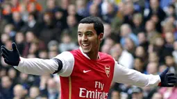 Arsenal's Theo Walcott celebrates scoring against Birmingham City's during the Premiership football match at St. Andrews Stadium in Birmingham 23 February 2008. AFP PHOTO/ADRIAN DENNIS