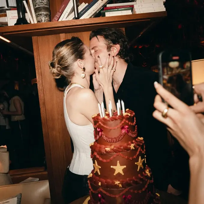 Beda Usia 20 Tahun, Gigi Hadid Tampil Stunning Saat Resmi Go Public dengan Bradley Cooper di Momen Ulang Tahun ke-30