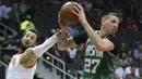 Pebasket Boston Celtics, Daniel Theis, menghindari kejaran pebasket Atlanta Hawks, Marco Belinelli, pada laga NBA di Philips Arena, Atlanta, Senin (6/11/2017). Hawks kalah 107-110 dari Celtics. (AP/John Bazemore)