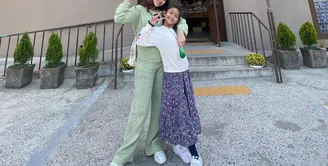 Liburan ke Korea Selatan bareng putri semata wayang, Ayu Ting Ting memilih loungwear dan sneakers untuk tetap nyaman. [Foto: IG/ayutingting92].