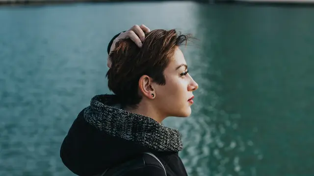 Menurut Psikolog, Ini Alasan Mengapa Perempuan Potong Rambut Usai Putus Cinta
