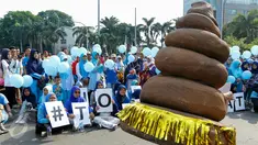 Puluhan warga sosialisasikan 'Toilet Sehat' saat Car Free Day (CFD) di Bundaran HI, Jakarta, Minggu (15/11/2015). Dalam acara tersebut tampil sebuah maskot berbentuk kotoran manusia yang membuat suasana semakin seru. (Liputan6.com/Yoppy Renato)
