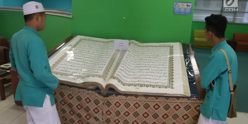 Alquran Raksasa di Jakarta Islamic Centre