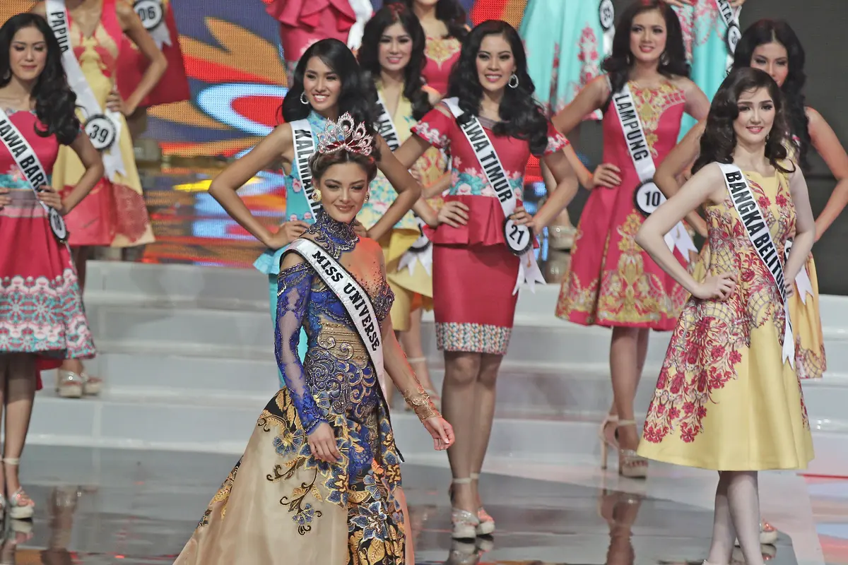 Miss Universe 2017 Demi Leigh Nel Peters Kenakan Kebaya Modifikasi Rancangan Intan Avantie