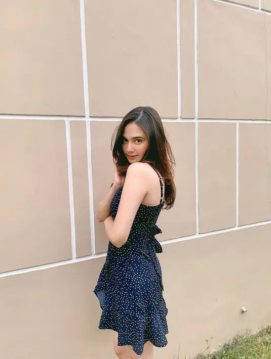 Gaya Syifa dengan simple dress ini juga tak lepas dari sorotan netizen. Ia pun tampak begitu anggun menggunakan simple dress motif polkadot kecil dengan makeup sederhana. (Liputan6.com/IG/@syifahadjureal)