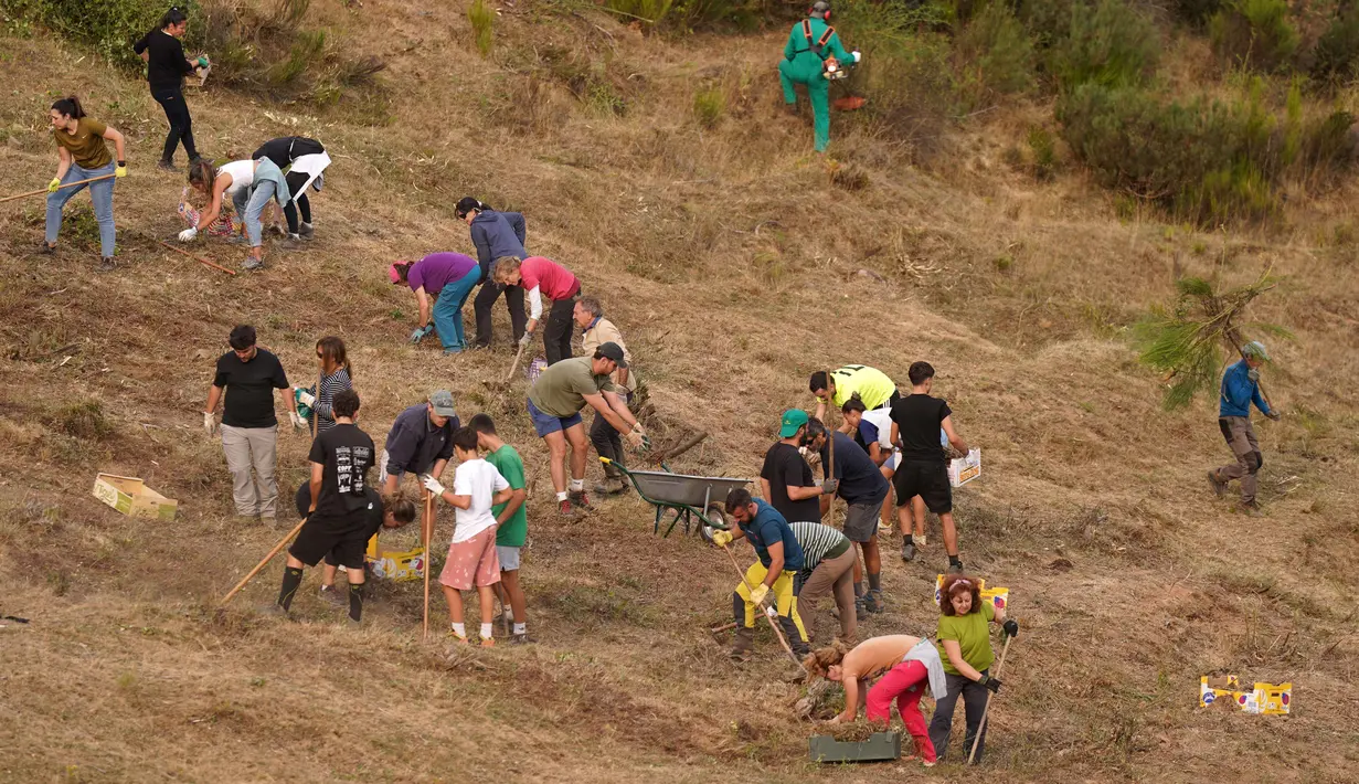 Orang-orang melakukan pekerjaan pembersihan hutan pegunungan di Taman Nasional Picos de Europa, di kota Riano, Provinsi Leon, Spanyol, pada 18 Agustus 2025. (CESAR MANSO/AFP)