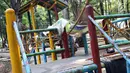 Kondisi sarana bermain anak di area Taman Puring yang berada di kawasan Jakarta Selatan, Minggu (15/9/2019). Nampak kondisi taman memprihatinkan, sejumlah bagian taman terlihat rusak dan kotor. (Liputan6.com/Helmi Fithriansyah)