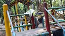 Kondisi sarana bermain anak di area Taman Puring yang berada di kawasan Jakarta Selatan, Minggu (15/9/2019). Nampak kondisi taman memprihatinkan, sejumlah bagian taman terlihat rusak dan kotor. (Liputan6.com/Helmi Fithriansyah)
