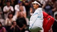 Petenis Inggris, Emma Raducanu, memberi hormat kepada penonton saat meninggalkan Centre Court setelah kalah melawan petenis Belarusia, Aryna Sabalenka, dalam pertandingan tenis tunggal putri putaran ketiga pada hari kelima Kejuaraan Wimbledon 2025 di The All England Lawn Tennis and Croquet Club di Wimbledon, London barat daya, pada 4 Juli 2025. (HENRY NICHOLLS/AFP)