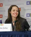 Angelina Jolie menggugat cerai Brad Pitt September lalu, dan tentu saja berpengaruh negatif terhadap kondisi keenam anaknya. Mencegah kesedihan pada anak-anaknya, Jolie memberikan apapun yang  mereka inginkan. (AFP/Bintang.com)