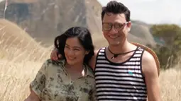 Potret kompak Titi Kamal dan Christian Sugiono  mengenakan outfit adventure. (Liputan6.com/IG/titi_kamall)