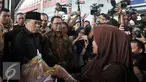 Ketua DPR Ade Komarudin (kiri) berbincang dengan calon penumpang pesawat di Bandara Soekarno Hatta, Banten, Rabu (29/6). Kunjungan tersebut melihat kesiapan pemerintah dalam melayani transportasi pemudik. (Liputan6.com/Johan Tallo)
