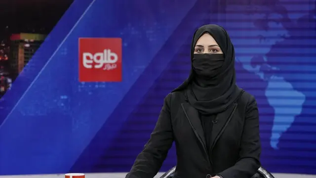 Khatereh Ahmadi, seorang presenter TOLO News di Kabul, Afghanistan hari Minggu (22/5/2022) mengudara dengan wajah tertutup. (AP)