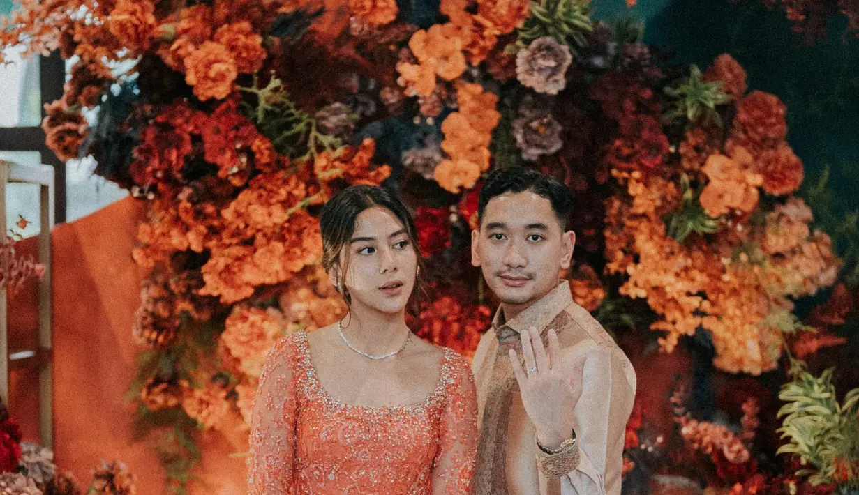 Adinda Thomas memilih kain songket warna senada dengan kebayanya. [Foto: Instagram @adindathomas]