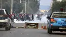 Polisi menembakkan gas air mata ke arah pengunjuk rasa di luar kantor pemerintah setempat di Kasserine, Tunisia, Kamis (21/1). Para pengangguran muda turun ke jalan memprotes keterpurukan ekonomi dan sulitnya lapangan kerja. (REUTERS/Amine Ben Aziza)