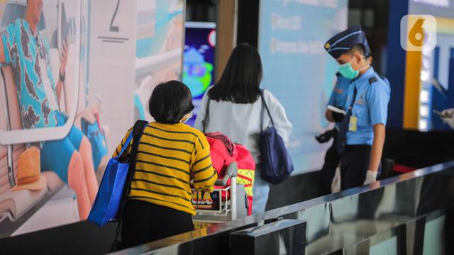 FOTO: Dampak Corona, Jumlah Penumpang di Bandara Halim dan Soetta Turun 30 Persen