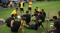 Pelatih Sriwijaya FC, Benny Dollo (kiri - jongkok) memberikan arahan pada timnya saat laga uji coba melawan Mali FC di Lapangan Soetasoma Halim Perdanakusuma, Jakarta (8/1/2015). Sriwijaya FC unggul 6-2 atas Mali FC. (Liputan6.com/Helmi Fithriansyah)