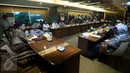 Wakil pertemuan antara Wakil Ketua DPR Fadli Zon dan pengurus keluarga besar HMI di ruang rapat pimpinan DPR di Komplek Parlemen, Senayan, Jakarta, Jumat (11/11). Pertemuan tersebut membahas penangkapan  sejumlah aktivis HMI. (Liputan6.com/Johan Tallo)