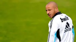 Gelandang asal Prancis, Julien Faubert saat mengikuti sesi latihan di Madrid pada tanggal 30 April 2009. Pemain 34 tahun ini pernah berseragam Cannes, Bordeaux, dan West Ham United dan Real Madrid. (AFP Photo/Pierre Philippe Marcou)