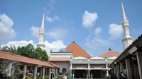 Suasana Masjid Luar Batang di daerah Pasar Ikan, Jakarta Utara, (1/4). Di masjid ini terdapat makam seorang ulama bernama Al Habib Husein bin Abubakar bin Abdillah Al 'Aydrus yang meninggal pada tanggal 24 Juni 1756. (Liputan6.com/Gempur M Surya)