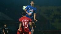 Sayap Arema, Dendi Santoso, ketika beduel degan bek Semen Padang, Leo Guntara, dalam laga di Stadion Kanjuruhan, Kabupaten Malang (28/10/2019). (Bola.com/Iwan Setiawan)