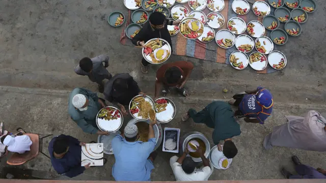 FOTO: Kebersamaan Muslim Pakistan Saat Buka Puasa Bersama