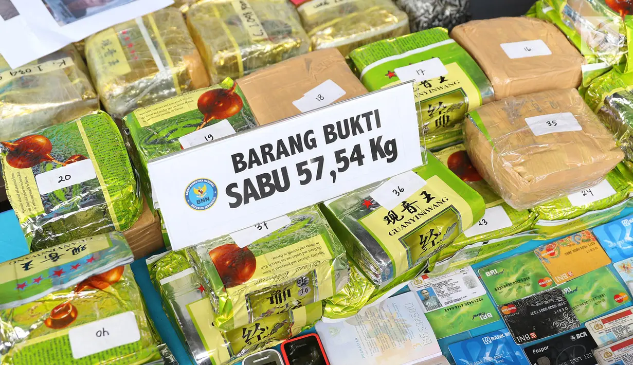 Barang bukti narkoba jenis sabu diperlihatkan dalam rilis di Gedung BNN, Jakarta, Rabu (23/8). BNN dan Bea Cukai mengungkap dua kasus sindikat narkoba Malaysia dengan 12 orang tersangka berhasil ditangkap. (Liputan6.com/Immanuel Antonius)