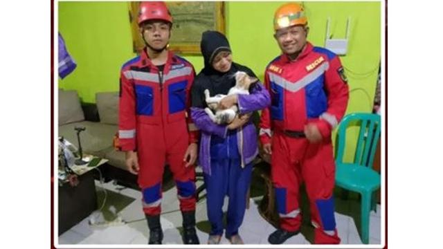 Momen Damkar Selamatkan Kucing Tersedak Tulang Ikan, Berlangsung Dramatis