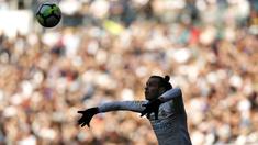 Aksi pemain Real Madrid, Gareth Bale menyambut bola saat melawan Alaves pada La Liga Santander di Santiago Bernabeu stadium, Madrid, (24/2/2018). Real Madrid menang 4-0.  (AP/Francisco Seco)