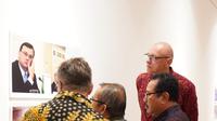 Wagub Bali Cok Ace dan Wamen Luar Negeri Ceko dan tamu undangan lainnya tengah melihat pameran lukisan saat gathering membicarakan sejumlah hal diantara penjajagan kerjasama ekonomi di masa depan, Rabu 7 Desember 2022)