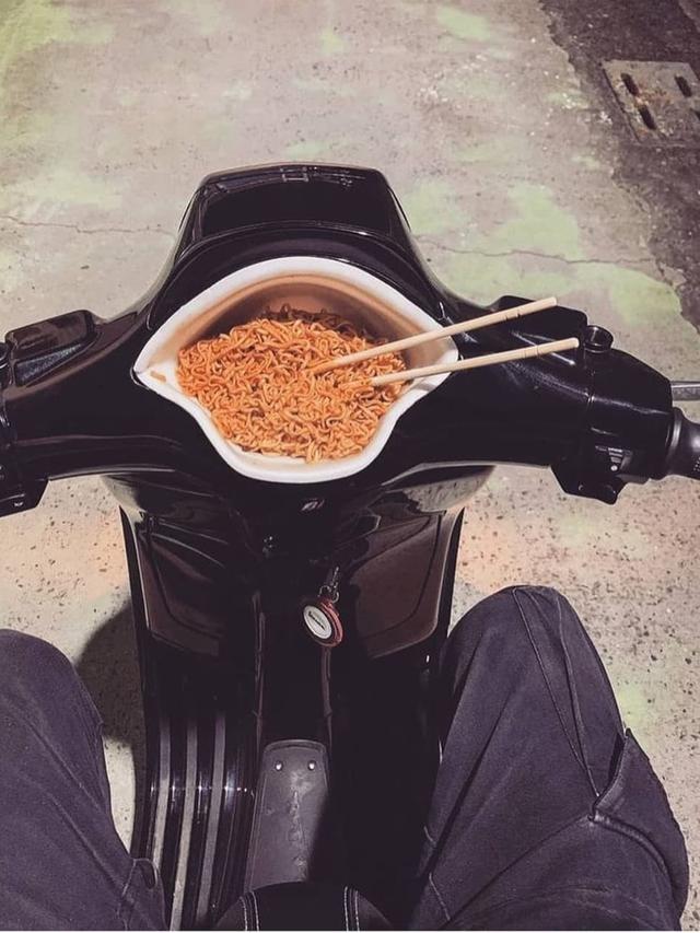 6 Aksi Nyeleneh Orang Makan di Motor Ini Bikin Tepuk Jidat
