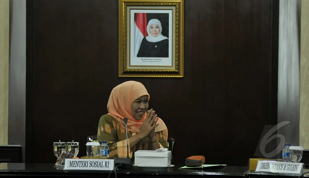 Menteri Sosial Khofifah Indar Parawansa memberikan salam kepada anggota rapat yang hadir, Jakarta, Selasa (24/3/2015). Rapat tersebut membahas  distribusi beras miskin (raskin). (Liputan6.com/Johan Tallo)