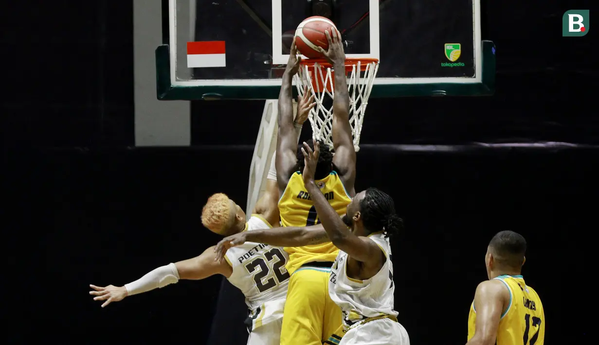 Pemain Satya Wacana Salatiga, Tyree Jamal Robinson (tengah) berusaha memasukkan bola saat melawan Dewa United Surabaya dalam laga IBL 2022 di Hall Basket GBK, Jakarta, Selasa (18/1/2022). Satya Wacana Salatiga kalah dengan skor 64-66. (Bola.com/M Iqbal Ichsan)