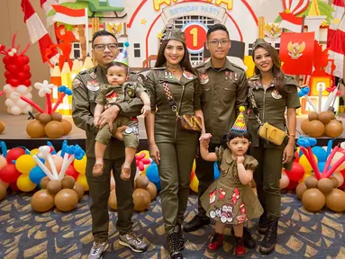 Anang Hermansyah dan keluarga kecilnya merayakan ulang tahun Arsya dengan memakai baju kompakan.(Liputan6.com/IG/@aurelie.hermansyah)