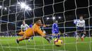 Striker Tottenham Hotspur, Harry Kane, mencetak gol ke gawang Cardiff City pada laga Premier League di Stadion Cardiff City, Selasa (1/1). Tottenham Hotspur menang 3-0 atas Cardiff City. (AP/Mark Kerton)