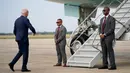 Presiden Joe Biden berjalan menuju pesawat Air Force One untuk perjalanan menghadiri KTT G20 di New Delhi, Kamis, 7 September 2023, di Pangkalan Angkatan Udara Andrews, Maryland (AP Photo/Evan Vucci)