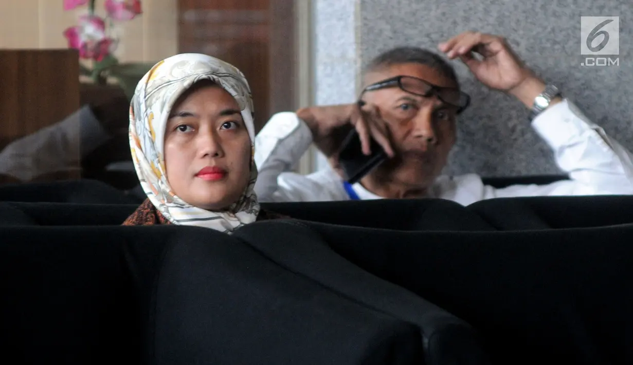 Bupati Lampung Timur Chusnunia Chalim atau Nunik (kiri) menunggu penyidikan di Gedung KPK, Jakarta, Jumat (1/3). Nunik diperiksa sebagai saksi kasus dugaan suap pengadaan barang dan jasa di lingkungan Pemkab Lampung Tengah. (Merdeka.com/Dwi Narwoko)