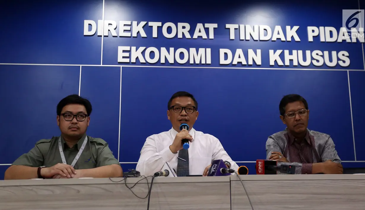 Direktur Tindak Pidana Ekonomi Khusus Bareskrim Polri Brigjen Pol Agung Setya (tengah) memberikan keterangan pers mengenai pengungkapan pembuatan dan peredaran miras tanpa izin di Jakarta, Senin (23/10). (Liputan6.com/JohanTallo)