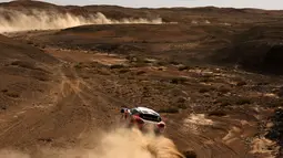  Peserta melewati Gurun Gobi saat beraksi di Etape 10 Reli Silkway yang melewati tiga benua dari Moskow ke Beijing berjarak 10.734 km, (19/7/2016). (AFP/Patrick Baz)