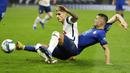 Gelandang Chelsea, Mateo Kovacic, berebut bola dengan pemain Tottenham Hotspur, Erik Lamela, pada laga Piala Liga Inggris di London, Rabu (30/9/2020). Tottenham menang adu penalti dengan skor 5-4 (1-1). (Matt Dunham/Pool via AP)