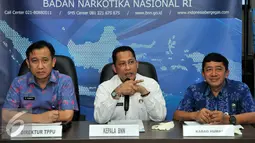 Kepala Badan Narkotika Nasional (BNN) Komjen Pol Budi Waseso (tengah) memberikan keterangan di Jakarta, Selasa (26/1). BNN berhasil mengungkap kasus TPPU hasil bisnis narkotika dengan menangkap tersangka GP. (Liputan6.com/Yoppy Renato)