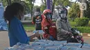 Mahasiswa memberikan makanan gratis kepada masyarakat di Universitas Kristen Indonesia (UKI), Cawang, Jakarta, Selasa (16/3/2021). Kegiatan berbagi makanan gratis yang dilakukan oleh civitas akademi UKI itu diselenggarakan selama tiga bulan. (Liputan6.com/Herman Zakharia)