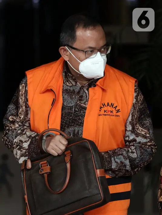 Bupati Musi Banyuasin (nonaktif) Dodi Reza Alex Noerdin usai menjalani sidang secara daring dari PN Klas IA Palembang, Gedung KPK Jakarta, Rabu (11/5/2022). Sebelumnya, Dodi didakwa menerima hadiah atau janji terkait pengadaan barang/jasa pada Dinas PUPR TA 2021. (Liputan6.com/Helmi Fithriansyah)