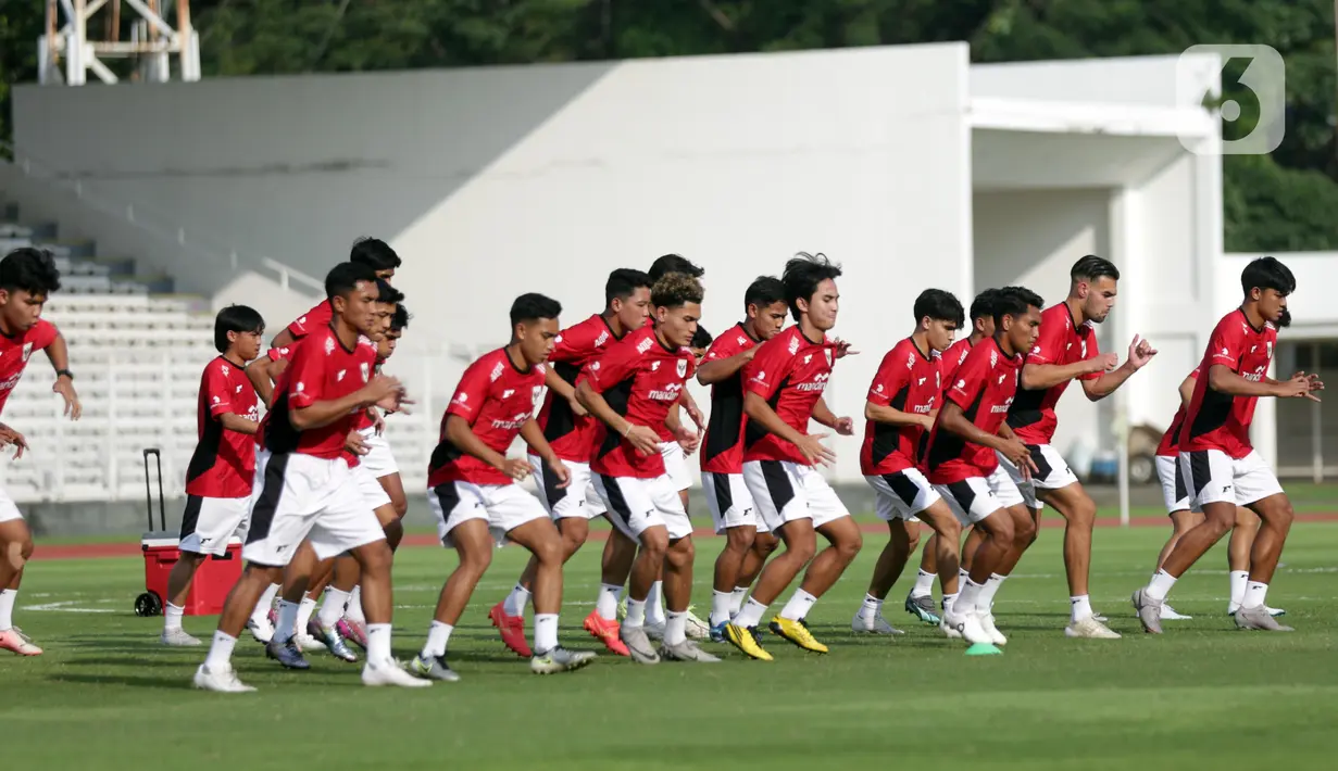 Tim Nasional (Timnas) Indonesia U-23 menggelar sesi latihan terbuka di Stadion Madya, Kompleks Gelora Bung Karno, Senayan, Jakarta, pada Senin (23/6/2025) petang. (Liputan6.com/Helmi Fithriansyah)